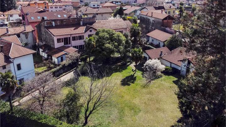 Villa in vendita a Besano